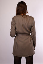 Herren-Strickjacke von Rick Owens, lässiger Schnitt, in dunkler Farbe, aus weichem Material, zeigt die detailreiche Textur.