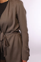 Leichte graue Rick Owens Strickjacke von Labelstorys, gewebt aus weicher Wolle, mit offenem Schnitt und Rippbündchen.