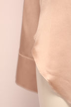 Helle Bluse von Labelstorys aus der FAME-Kollektion, mit lockerer Passform und feinen Details sichtbar.