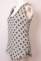 Hemd von IRO, elegantes Modeoberteil mit Knöpfen und Kragen, in einem stilvollen Design, auf einem weißen Hintergrund fotografiert