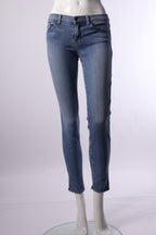 JBrand Hose von Labelstorys, dunkle Denim-Jeans, flacher Schnitt und klassische Passform, auf einem weißen Hintergrund liegend