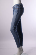 JBrand Hose in dunkler Denim-Optik, elegante Passform, modischer Schnitt, für Damen, auf einem weißen Hintergrund fotografiert