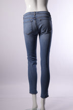 JBrand Hosen von Labelstorys, helle Denim-Jeans, frontale Ansicht, modischer Schnitt, detailreiche Nähte, lässiger Stil