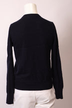 Uniqlo Pullover von Labelstorys, weich und bequem, in neutraler Farbe, zeigt den klassischen Rundhalsausschnitt und weiche Textur.