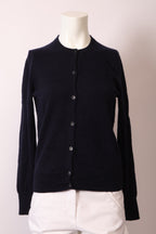 Uniqlo Pullover von Labelstorys, weiches Material, in neutraler Farbe, zeigt den gestrickten Kragen und schlichte Passform