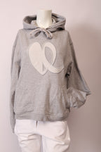 Lala Berlin Pullover von Labelstorys, gestrickt in weichem Material, in neutralem Farbton, detaillierte Nahaufnahme des Designs.