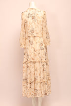 Weißes Riani Kleid von Labelstorys mit eleganter Passform und kurzen Ärmeln, auf einem Kleiderständer präsentiert.