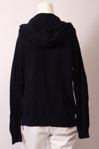 Grauer Gant Pullover von Labelstorys, weiches Strickmaterial, Rundhalsausschnitt und lange Ärmel, auf einem weißen Hintergrund.