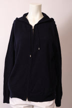 Heller Gant Pullover von Labelstorys, aus weichem Stoff, mit Rundhalsausschnitt und langem Ärmel, vor neutralem Hintergrund.
