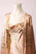 Hochwertiger Kimono von Labelstorys, aus feinem Stoff, in eleganter Design mit traditionellen Mustern, vor hellem Hintergrund.