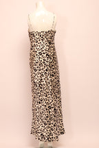 Anine Bing Kleid von Labelstorys, elegantes, modernes Damenkleid mit stilvollem Schnitt und angenehmem Stoff, auf einem Model getragen