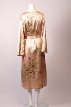 Heller Kimono von Labelstorys mit floralen Mustern, lange Ärmel und lockerer Passform, auf einem Kleiderständer displayt