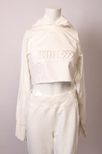 Heller grauer Pullover von Labelstorys Octave999, weiche Baumwolle, bequemes Design, auf dem Bild auf einem weißen Hintergrund.