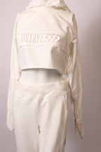 Grauer Pullover von Labelstorys Octave999, weiches Material, mit Rundhalsausschnitt, auf einem weißen Hintergrund gezeigt