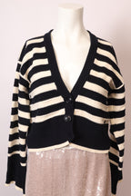 Woolrich Pullover von Labelstorys, gestrickt aus Wolle, in einem neutralen Farbton, zeigt einen bequemen, stilvollen Damenpullover.
