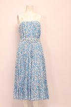 Blaue PalomaBlue Kleid von Labelstorys mit feminine Passform und eleganten Details, auf dem Model getragen.