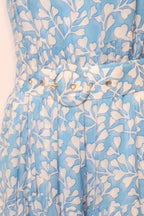 Hübsches PalomaBlue Kleid von Labelstorys aus weichem Stoff, mit elegantem Schnitt und floralem Muster auf hellem Hintergrund.