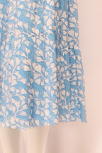 Blaue PalomaBlue Kleid von Labelstorys, detailreiche Stoffgestaltung und lockerer Schnitt, auf einem Model getragen