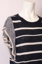 Hemd von Veronica Beard, elegantes Damenhemd mit Knopfleiste und Kragen, in neutraler Farbe, auf einem Bügel hängend.