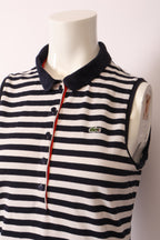 Lacoste Hemd in klassischem Design, aus Baumwolle, mit Polo-Kragen und Logo-Stickerei, auf einem weißen Hintergrund.