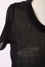 Hellblaues Shirt aus Rundholz von Labelstorys, mit Kragen und langem Arm, fließender Stoff, sitzender Schnitt.