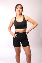 Sportbabe Sportpants von Labelstorys, bequeme schwarze Hosen mit elastischem Bund und sportlichem Look, auf weißem Hintergrund.