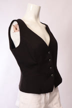 Guess Bluse von Labelstorys, helle Baumwollbluse mit langem Arm und Knopfverschluss, casual Stil, auf einem weißen Hintergrund.