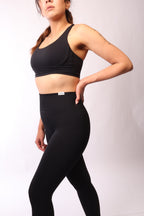 Sportbabe Shirt von Labelstorys, bequemes modisches Oberteil, weiß mit sportlichem Design, auf einem Model getragen.