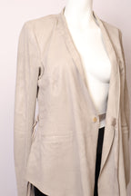 Rick Owens Jacke von Labelstorys, schwarze Lederjacke mit Reißverschlüssen und modernen Details, Nahaufnahme des Stils.