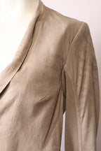 Dunkelgraue Rick Owens Jacke von Labelstorys, detailreiche Nähte und modernes Design, auf einem weißen Hintergrund fotografiert.