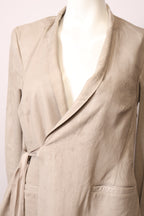 Dunkle Rick Owens Jacke von Labelstorys, detailreiche Nähte, stylischer Schnitt, auf einem weißen Hintergrund fotografiert