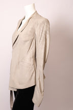 Rick Owens Jacke von Labelstorys, schwarze modische Jacke mit modernen Details, auf dem Bild zu sehen.