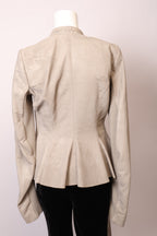 Rick Owens Jacke von Labelstorys, schwarze Lederjacke mit modernen Details, auf einem weißen Hintergrund fotografiert.