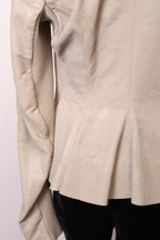 Rick Owens Jacke von Labelstorys, detailreiche schwarze Lederjacke mit moderner Passform und stilvollen Nähten, Nahaufnahme.