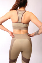 Sport-BH von Labelstorys, in einem schwarzen Shirt getragen, zeigt sportliche Passform und bequemes Design.