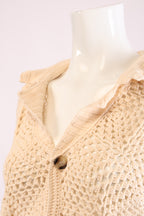 Helle Nanushka Bluse von Labelstorys aus weichem Stoff, mit eleganten Details und lockerer Passform, auf weißem Hintergrund.