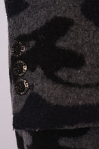 Frieda & Freddies Mantel von Labelstorys, warm und modisch, in einem klassischen Design, gezeigte Nahaufnahme des Mantels