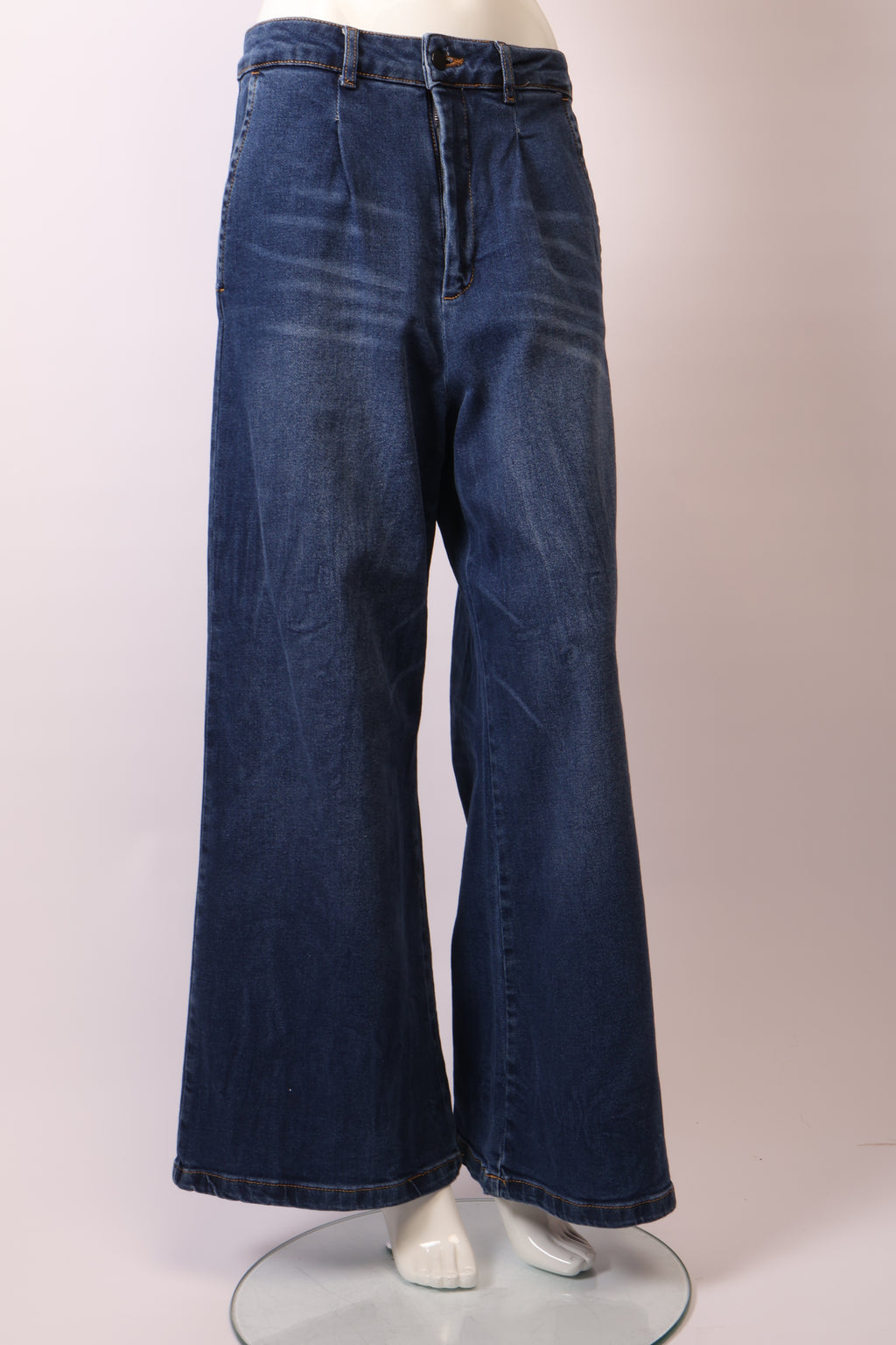 Gitta Banko – RYLEE Jeans