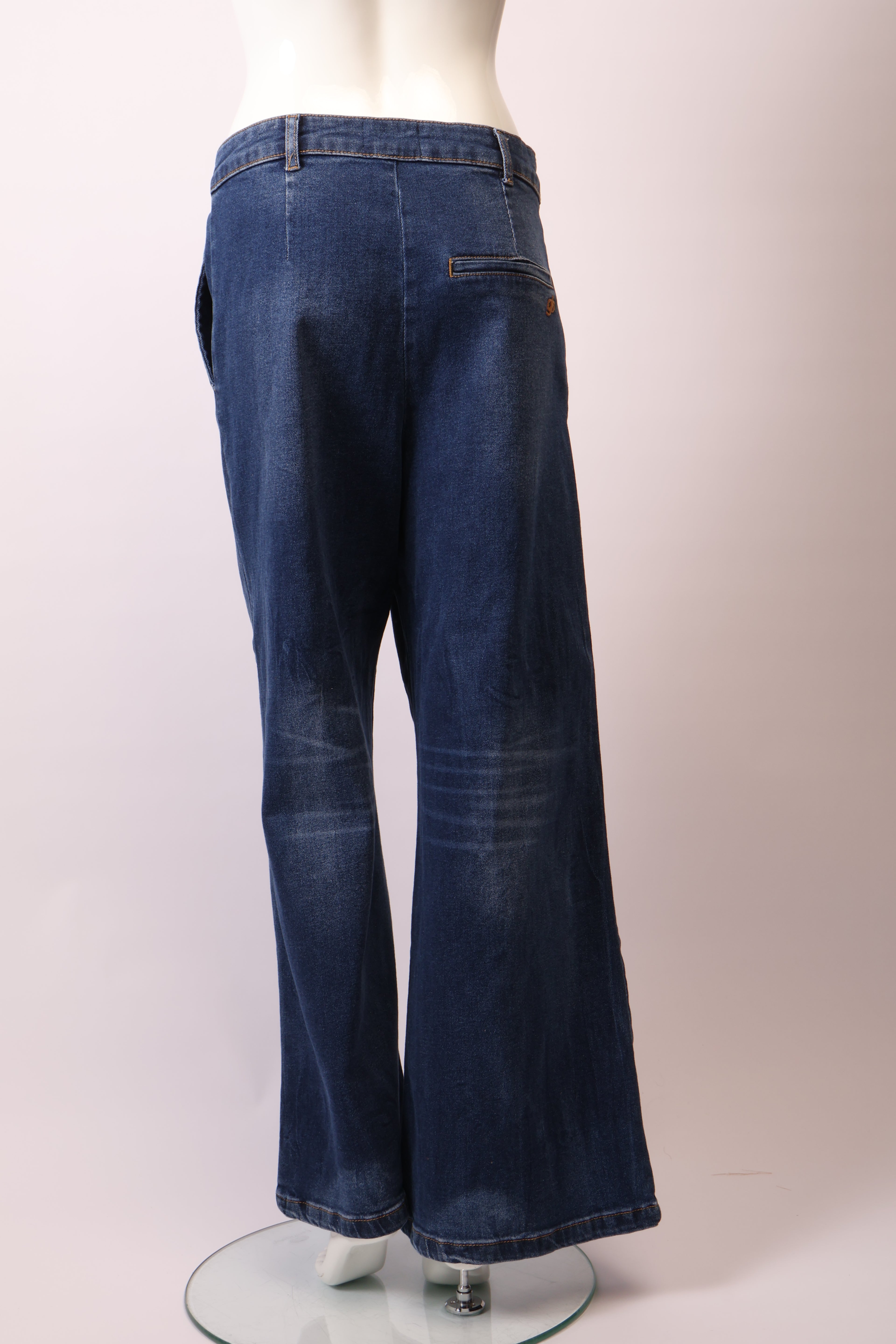 Gitta Banko – RYLEE Jeans