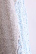 Hemd von sacai luck in hellblau mit lockeren Passform und Knopfleiste, getragen von einer Person in einem stilvollen Look