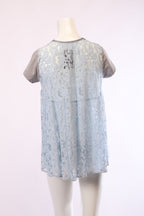 Hemd von sacai luck in Blau mit lockerer Passform, aus weichem Stoff, Details und Stickereien sichtbar.