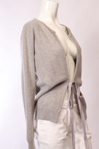 Weicher Labelstorys Extreme Cashmere Pullover in hellgrau, Detailaufnahme des kuscheligen Stoffes und Rundhalsausschnitt