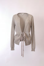 Weicher extreme Cashmere Pullover von Labelstorys in neutraler Farbe, Detailaufnahme des Stoffes und Rundhalsausschnitt