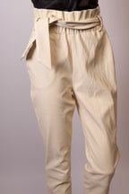 Dante6 Hosen von Labelstorys, elegante schwarze Stoffhose mit geradem Schnitt, modelliert und bequem, auf weißem Hintergrund.