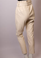 Dante6 Hosen von Labelstorys, schwarze Stoffhose mit geradem Schnitt, Nahaufnahme des Stoffdetails und der Nähte.