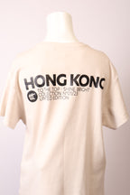 Labelstorys To The Top Shirt, weiße Baumwollbluse mit Druck, detailreiche Nähte und lässiger Passform, auf einem Kleiderbügel.