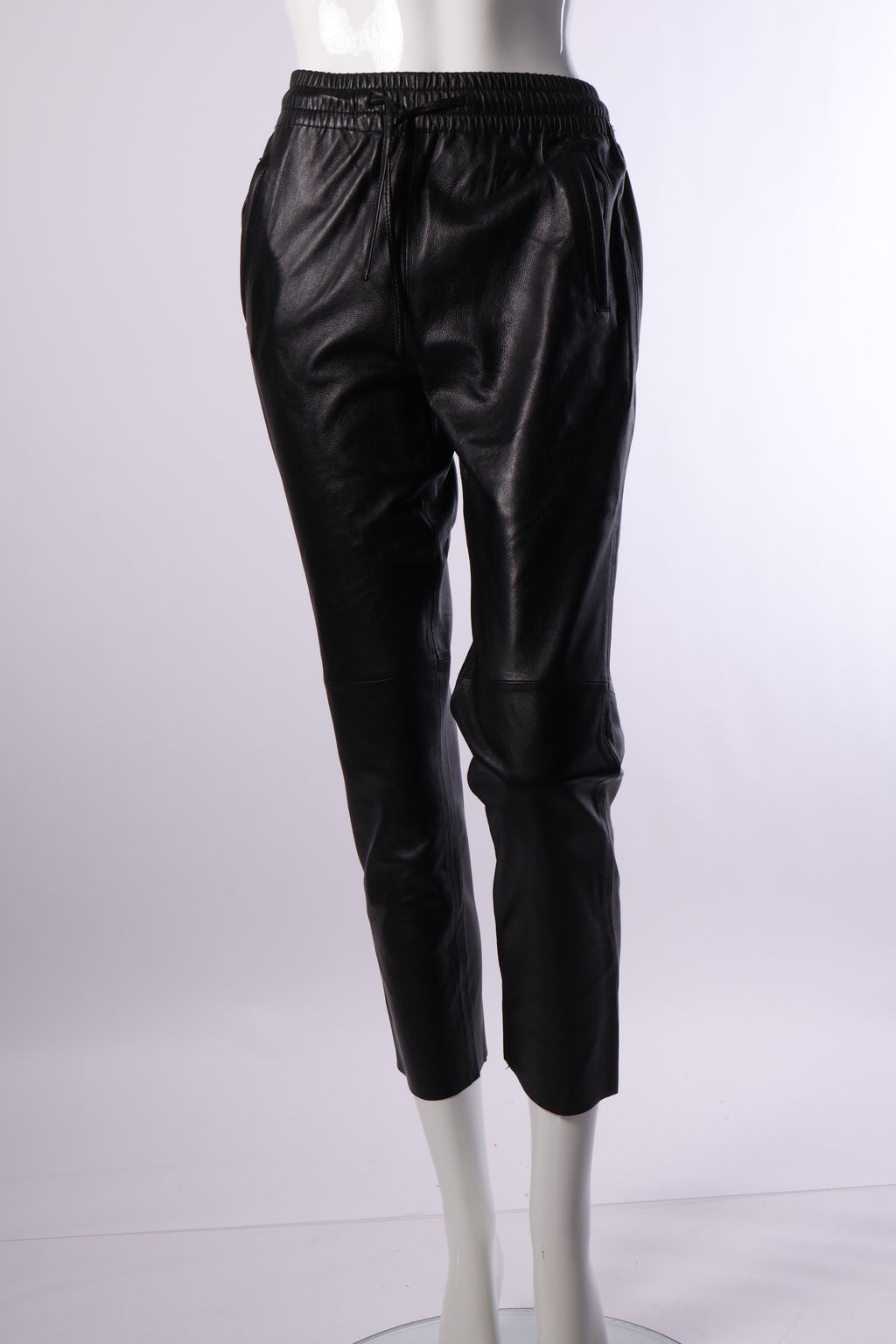Frontansicht schwarze Lederhose von Oakwood