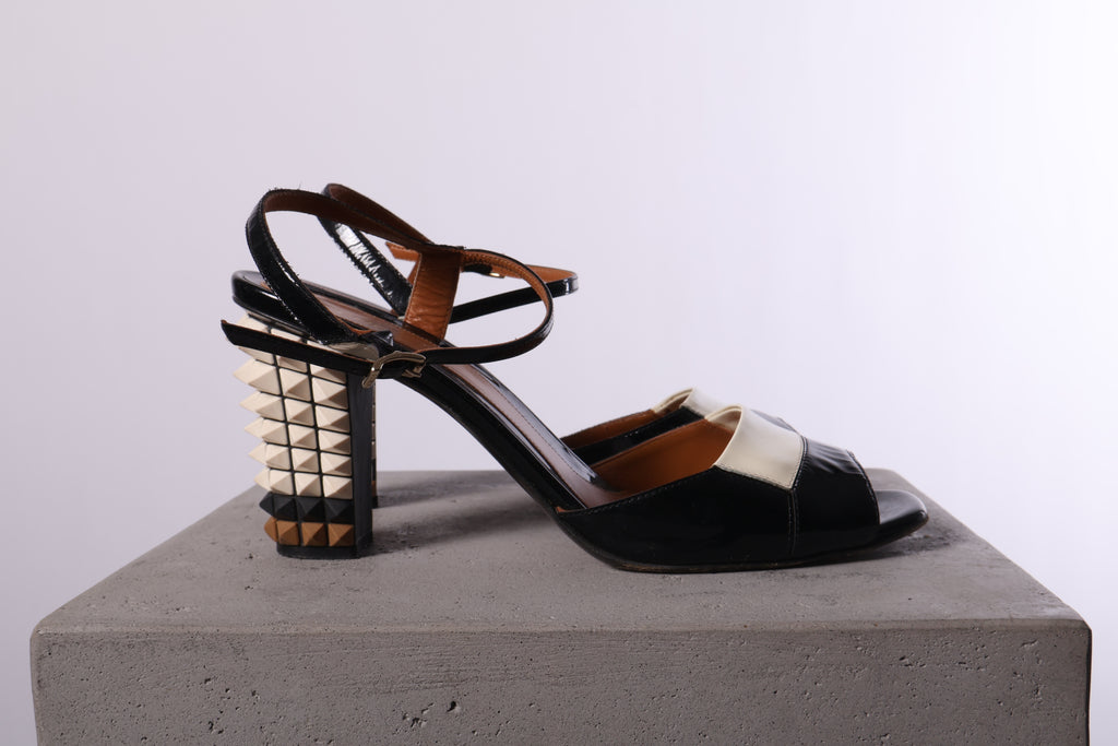 Secondhand_Fendi_Pumps Seitliche Absatzansicht