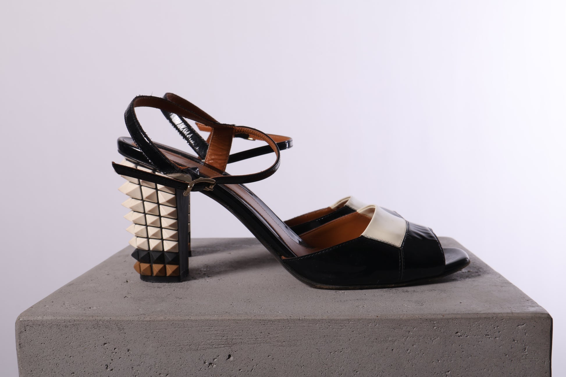 Secondhand_Fendi_Pumps Seitliche Absatzansicht