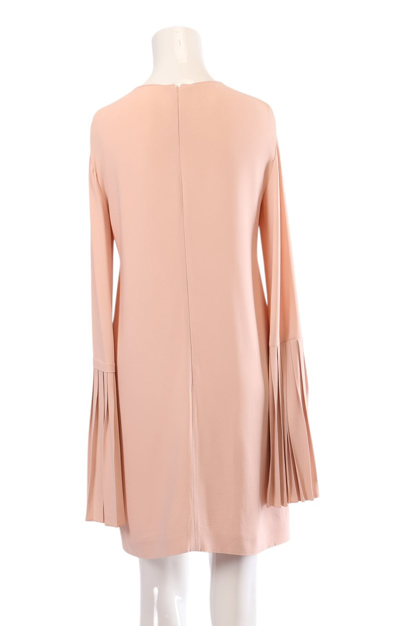 Labelstorys rosa Midikleid aus Viskose, Acetat und Elasthan mit ausgestellten, plissierten Ärmeln.